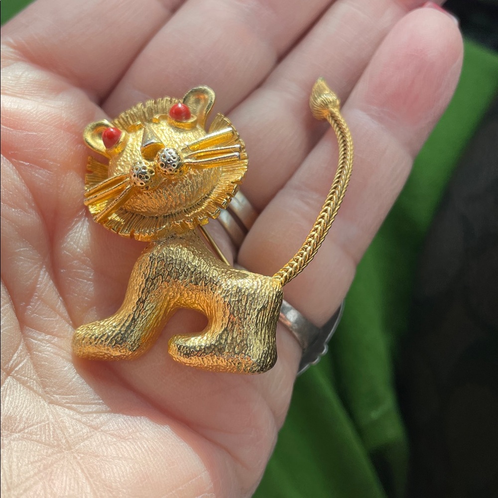 Gold LISNER Lion Brooch with Red Accents